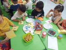 Giờ HĐTH steam thiết kế bưu thiếp từ nguyên vật liệu tự nhiên tặng bà,tặng mẹ ngày 20/10 của các bạn lớp A2