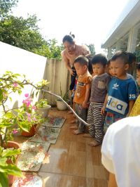 Giờ HĐTH steam thiết kế bưu thiếp từ nguyên vật liệu tự nhiên tặng bà,tặng mẹ ngày 20/10 của các bạn lớp B5