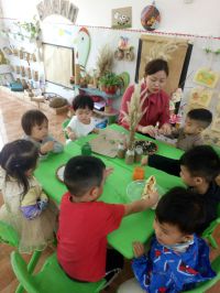 Giờ HĐTH steam thiết kế bưu thiếp từ nguyên vật liệu tự nhiên tặng bà,tặng mẹ ngày 20/10 của các bạn lớp B5