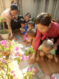 Giờ HĐTH steam thiết kế bưu thiếp từ nguyên vật liệu tự nhiên tặng bà,tặng mẹ ngày 20/10 của các bạn lớp B5