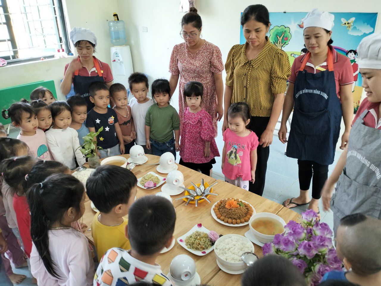 Các cô NVND giới thiệu các món ăn cho trẻ