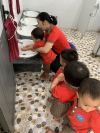 Lớp D4 thực hiện hoạt động vệ sinh