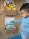 Bé chọn câu chuyện mình yêu thích ở góc "Bé thích tranh truyện"