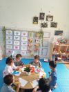 Hoạt động chơi ở góc Bé chơi với hình và màu