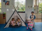 Hoạt động chơi ở góc Bé chơi với búp bê