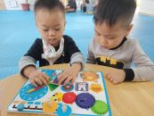 Hoạt động chơi ở góc Bé hoạt động với đồ vật