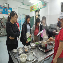 Ban giám khảo hội thi cùng các nhân viên nuôi dưỡng.