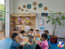 Hoạt động chơi ở góc " Bé thích tranh truyện"
