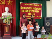 ĐỒNG CHÍ HOÀ  HT NHÀ TRƯỜNG LÊN TẶNG QUÀ