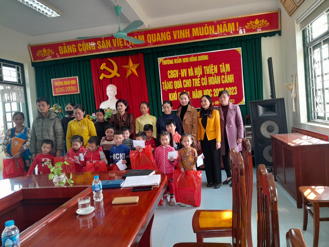 HOẠT ĐỘNG NHÂN ĐẠO TRAO QUÀ CHO TRẺ CÓ HOÀN CẢNH KHÓ KHĂN TRONG DỊP TẾT QUÝ MÃO 2023