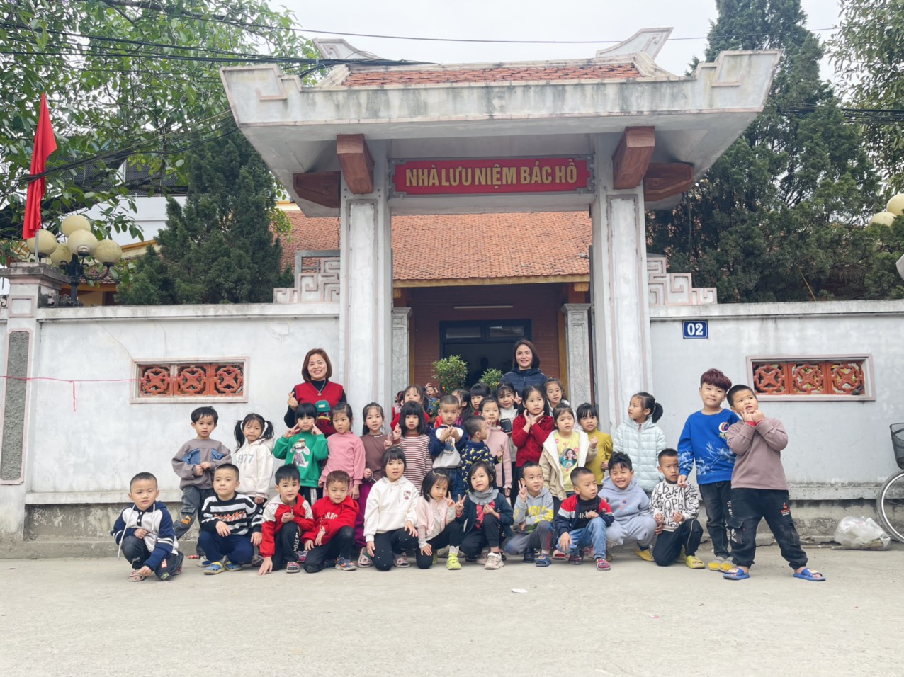 CÁC BÉ 5 TUỔI THĂM NHÀ LƯU NIỆM BÁC HỒ THÔN TẢO DƯƠNG