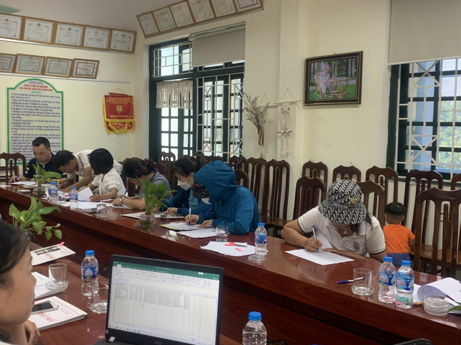 Hình ảnh các cô giáo đang hướng dẫn phụ huynh