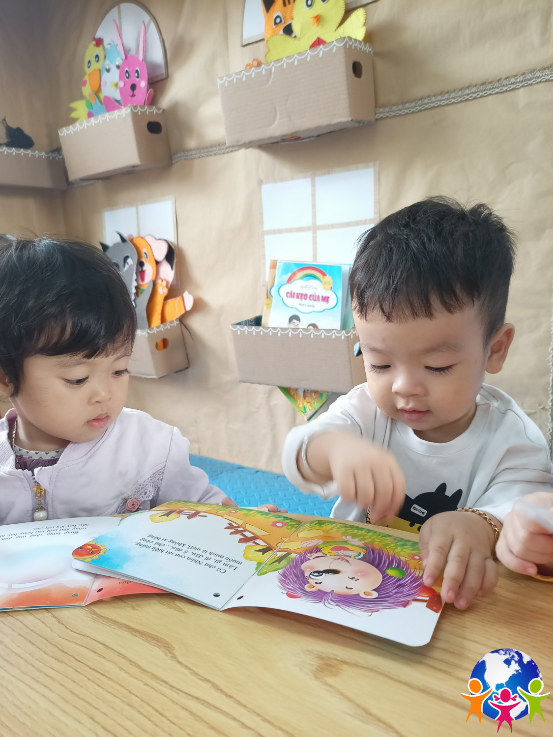 zoạt động chơi ở góc Bé thích tranh truyện