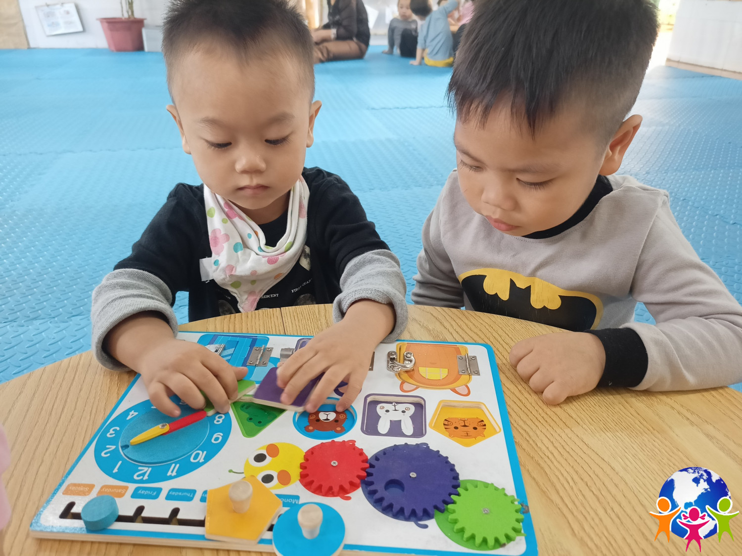 zoạt động chơi ở góc Bé hoạt động với đồ vật