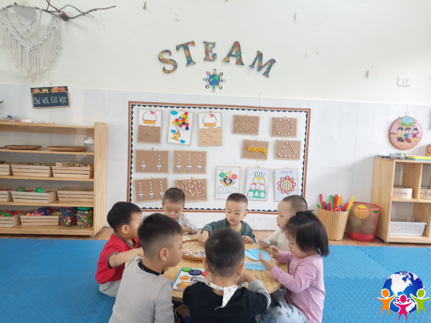 zoạt động chơi ở góc Bé hoạt động với đồ vật