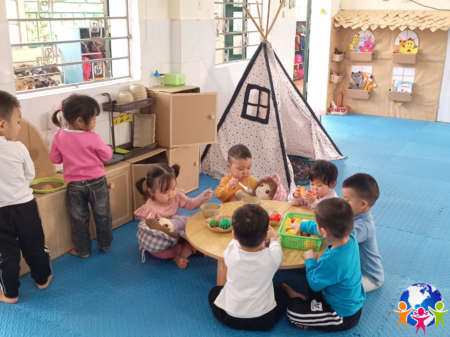 Góc bé chơi với búp bê