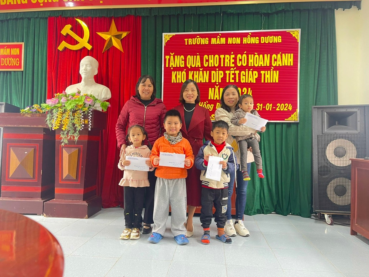 Ban giám hiệu đại diện nhà trường lên tặng quà