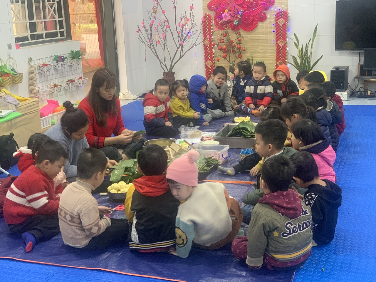 Các bé lớp B5 trải nghiệm gói bánh chưng 1