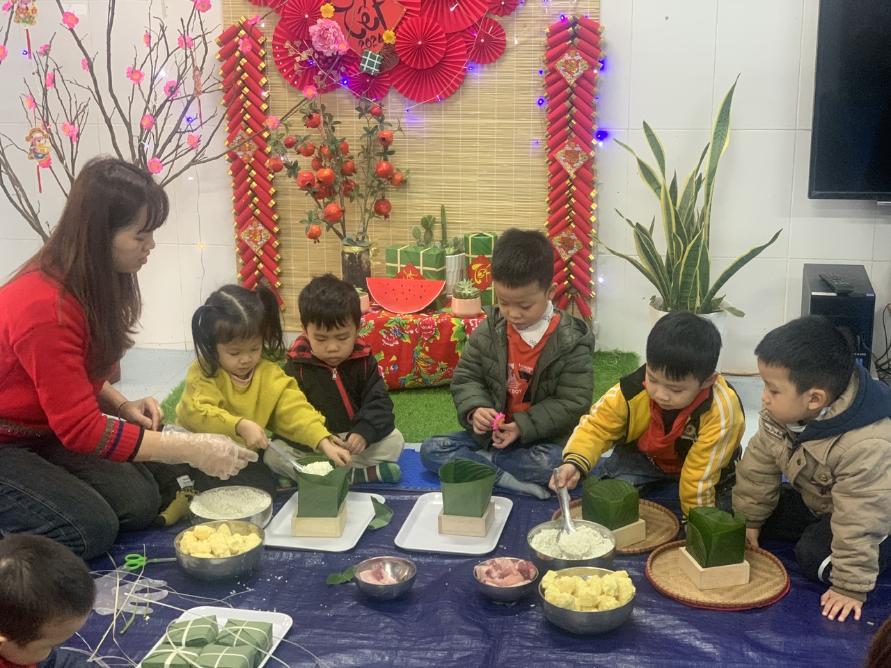 Các bé lớp B5 trải nghiệm gói bánh chưng 7