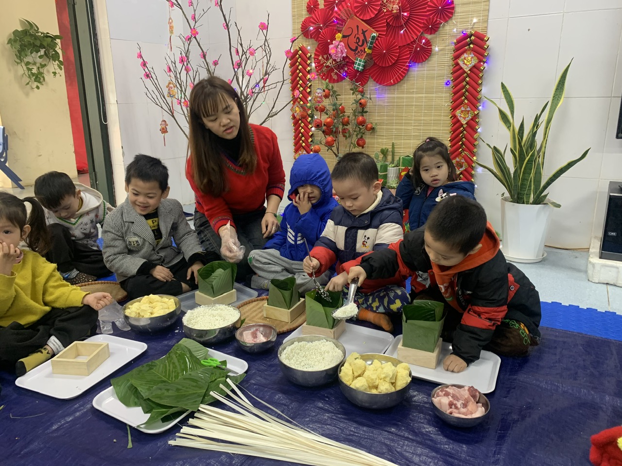 Các bé lớp B5 trải nghiệm gói bánh chưng5