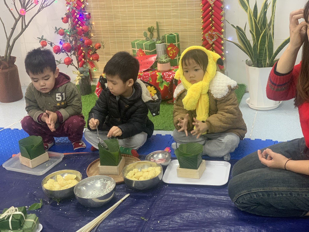 Các bé lớp B5 trải nghiệm gói bánh chưng6